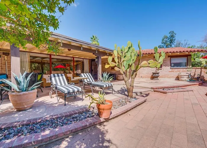Southwest Gem-pool & Mountain Views Holiday home