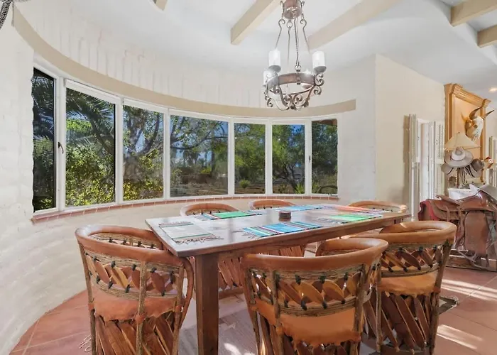 Southwest Gem-pool & Mountain Views Holiday home