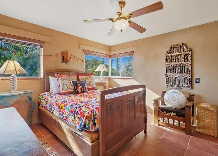 Southwest Gem-pool & Mountain Views Holiday home