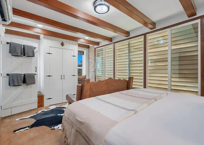 Southwest Gem-pool & Mountain Views