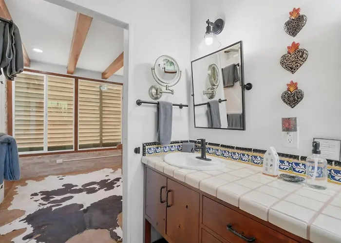 Southwest Gem-pool & Mountain Views Holiday home