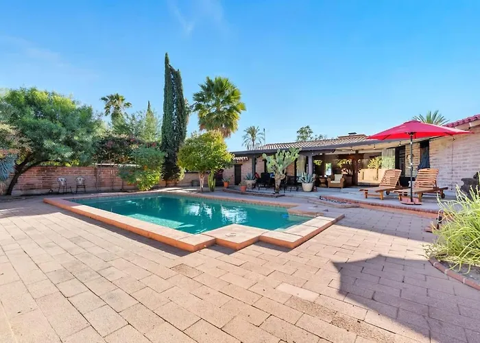 Southwest Gem-pool & Mountain Views Holiday home
