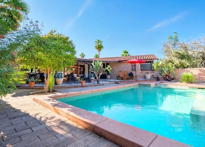 Southwest Gem-pool & Mountain Views Holiday home