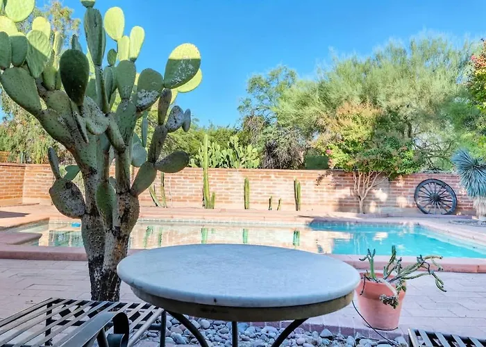 Southwest Gem-pool & Mountain Views Holiday home